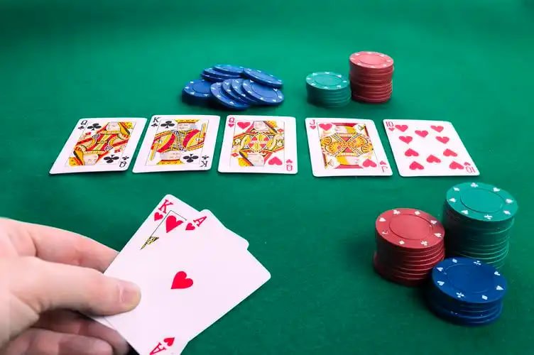 Antarmuka aplikasi rajadewa 138 menampilkan meja live-dealer blackjack